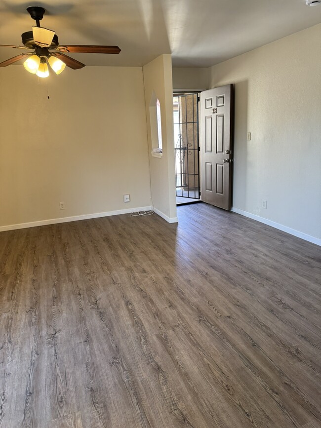 Doorway Entry - 1550 W Ashlan Ave Unit 232