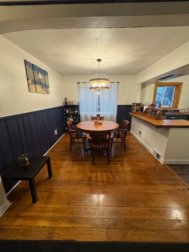 Dining room - 3903 Kirkup Ave Unit Downstairs