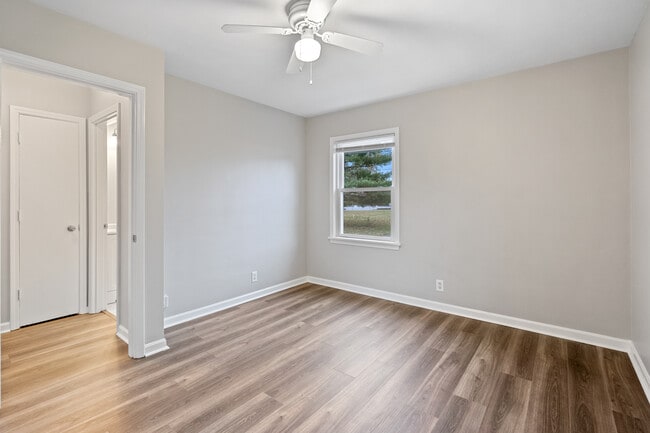 Building Photo - 2912 Abigail Dr Unit 4