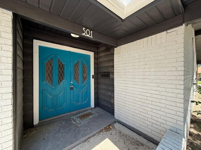 Photo - 501 W Voelter Ave