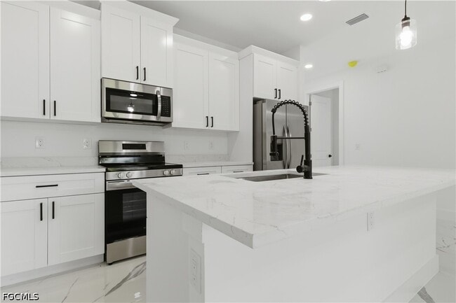 Building Photo - 4787 Golfview Blvd