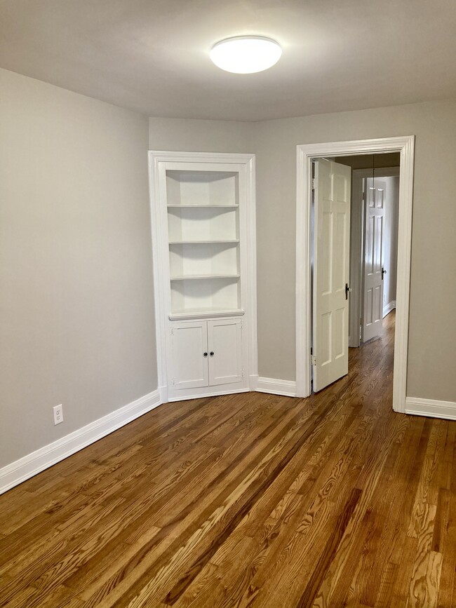 Dining Room w/Built-Ins - 2118 Eastern Pky Unit 4