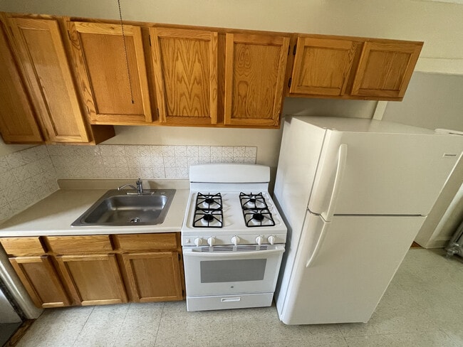 Building Photo - 3621 W Roscoe St