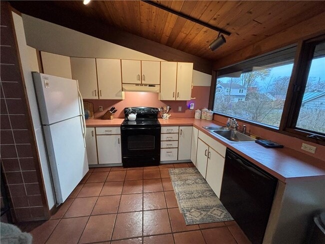 Photo - 278 Charlestown Beach Rd