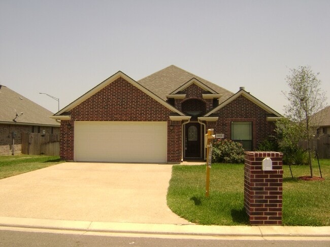 Building Photo - College Station - Large 4 bedrooms / 2.5 baths with garage and fenced yard!!