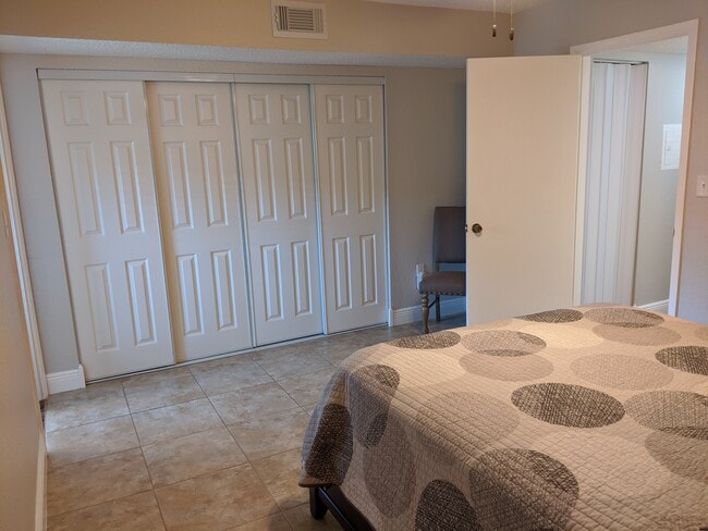 Master bedroom - 10034 64th Ave N Unit 5