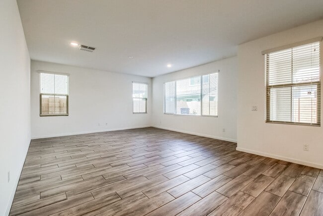 Photo - 1362 W Crane Dr