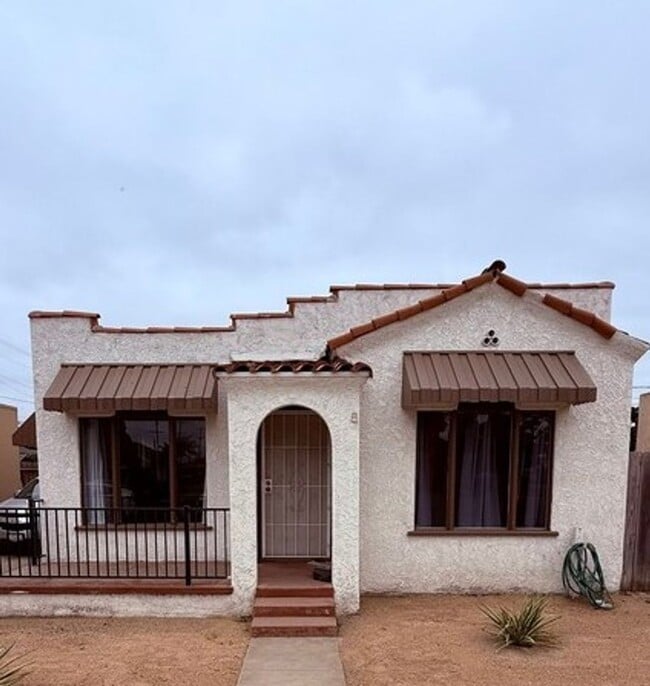 Charming 2 bedroom house with a yard - Charming 2 bedroom house with a yard