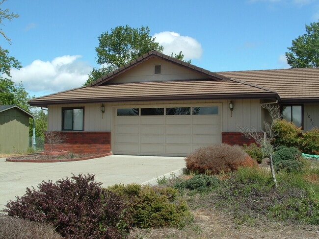 Building Photo - River beauty