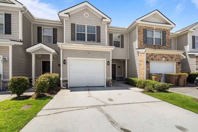 Building Photo - Thoughtfully Designed 4BR Home in The Commons with Open Floor Plan