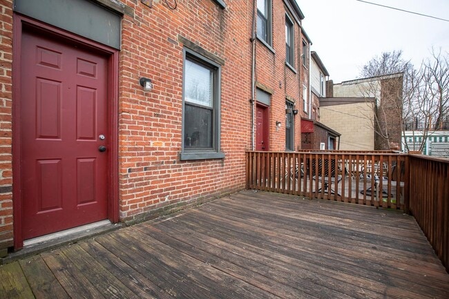 413 E Carson St
