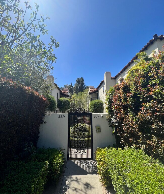 Photo - 2281 N Beachwood Dr