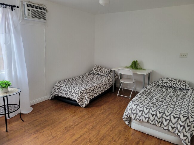 Photo - 1228 W Shorb St