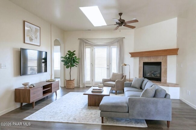 Photo - 988 Louie St