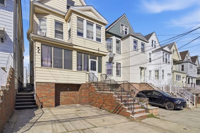 Building Photo - 35 W 52nd St Unit 1