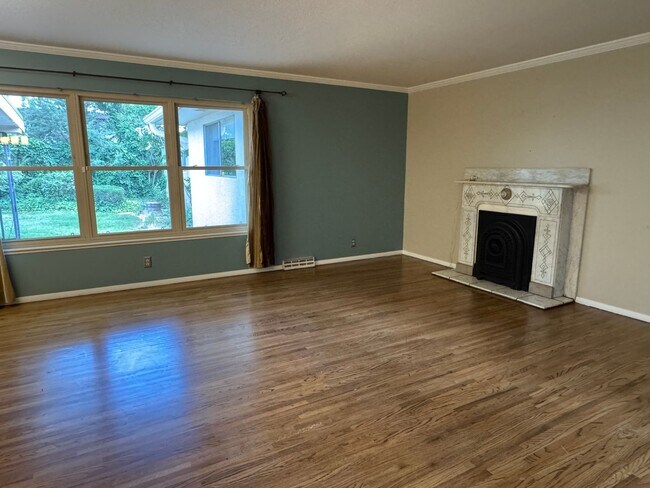 Photo - 4 Bedroom, 2 Bathroom Home near Louisiana & Osuna