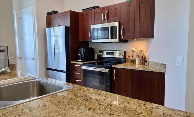 Building Photo - 20000 E Country Club Dr Unit 402