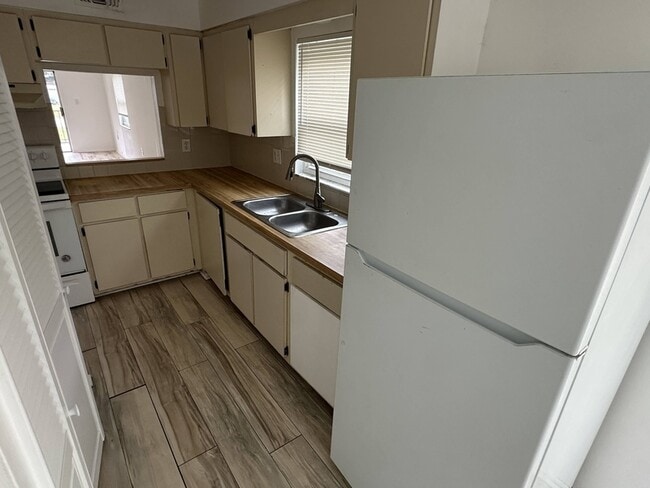 Photo - 6507 Dumont Ave