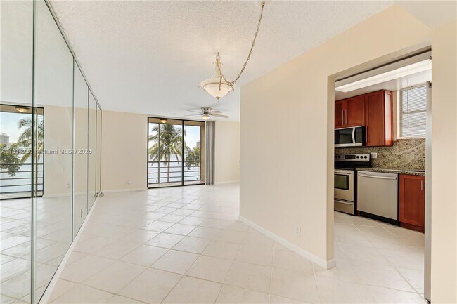 Photo - 2821 Sunny Isles Blvd Unidad 3R
