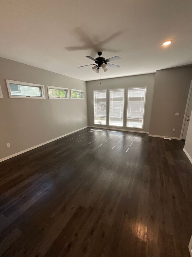 Photo - 422 E 6th St Unidad 422 E. 6th St Apt 2