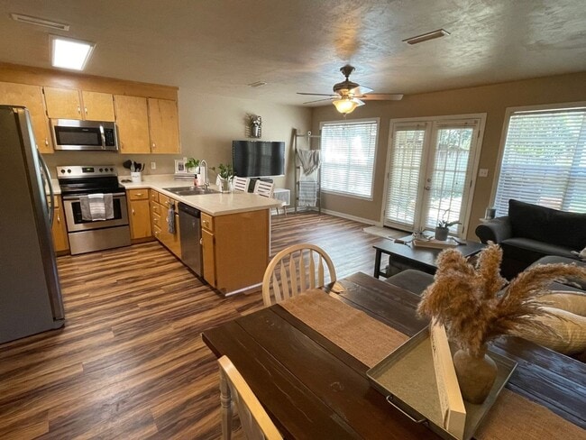 Photo - 404 Sandy Oak Dr