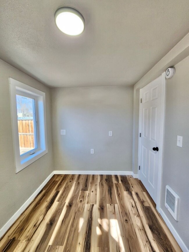 Photo - 1001 E 2nd St Unidad Duplex