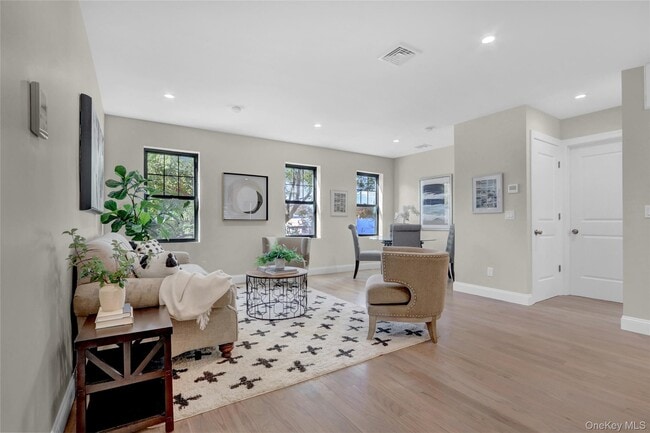 Building Photo - 610 Jericho Tpke Unit 2C