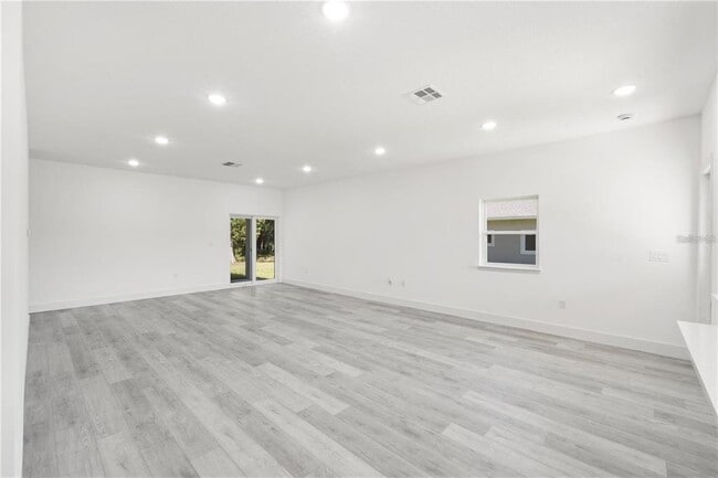 832 E Desoto St
