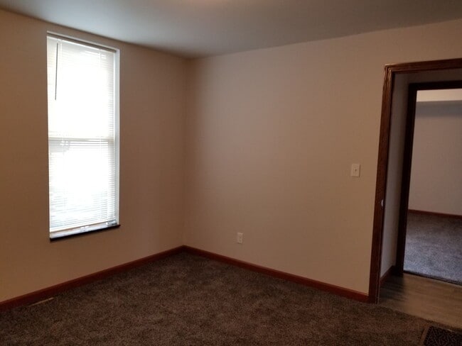 Building Photo - eld200 Unit Apt 01