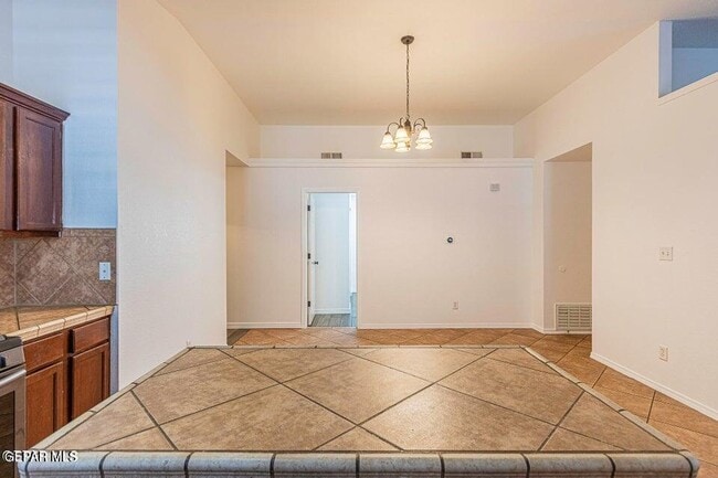 Photo - 2080 Shreya St