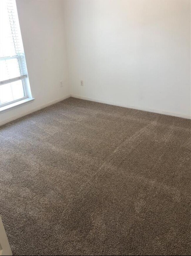 Photo - 102 N Queenscliff Cir