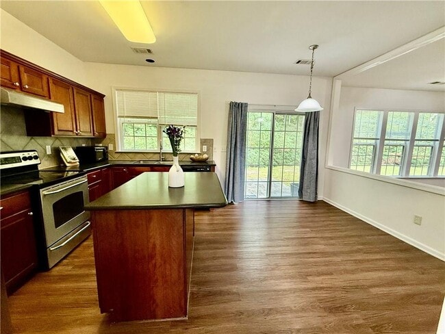 Photo - 613 Friars Head Ct NE