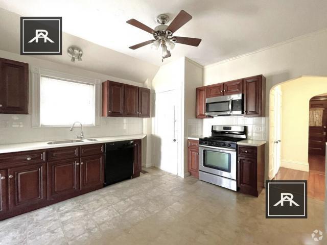 Building Photo - 2 bedroom in Brighton MA 02135 Unit 1 Rental