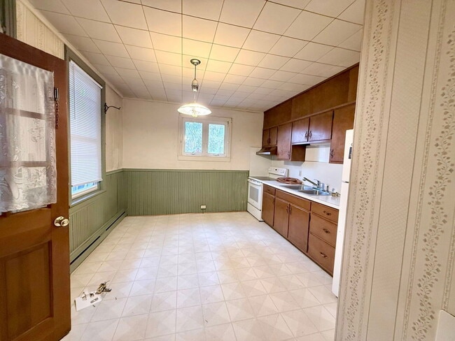 Building Photo - 463 Walnut St Unit 1