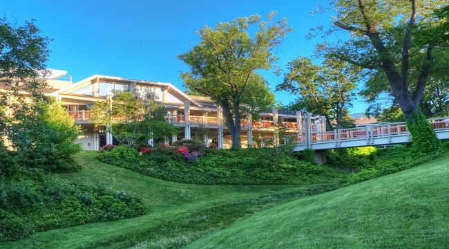 Ashland Hills grounds - Ashland Hills Hotel Apartments