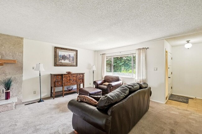 901 3 Fountains Dr