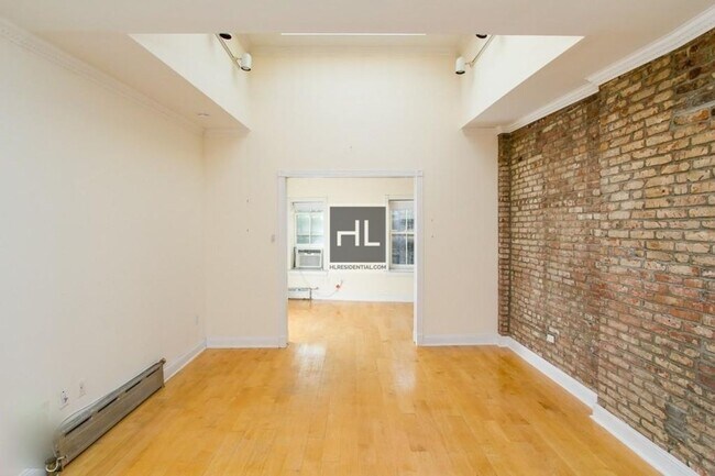 Photo - Christopher Street Unidad 13