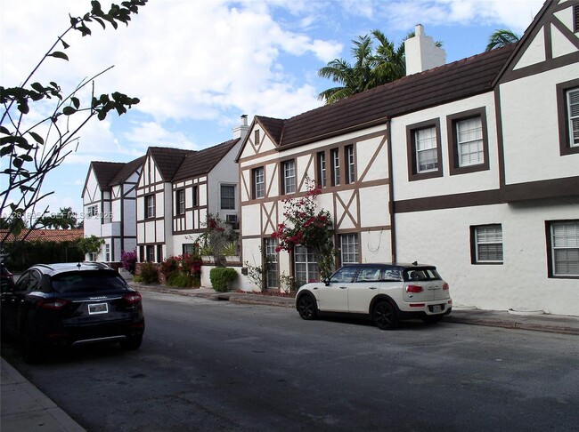 Building Photo - 404 Viscaya Ave