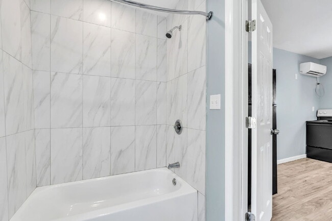 Photo - 2BR/1BA Triplex apartment home move-in ready!! $850/mo** Unidad A