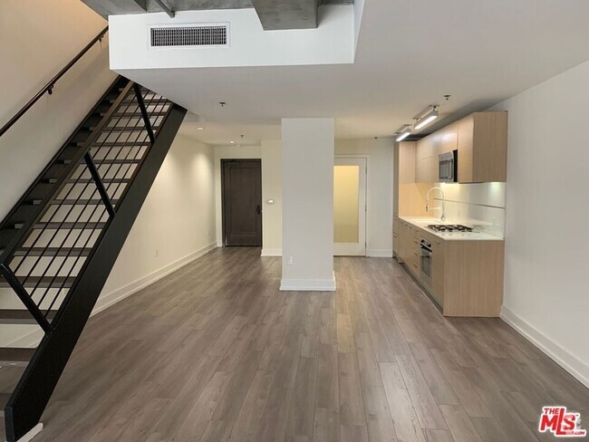 Building Photo - 727 W 7th St Rental
