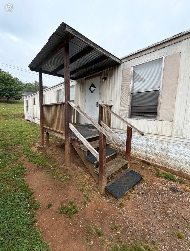 Building Photo - 1003 Elm St