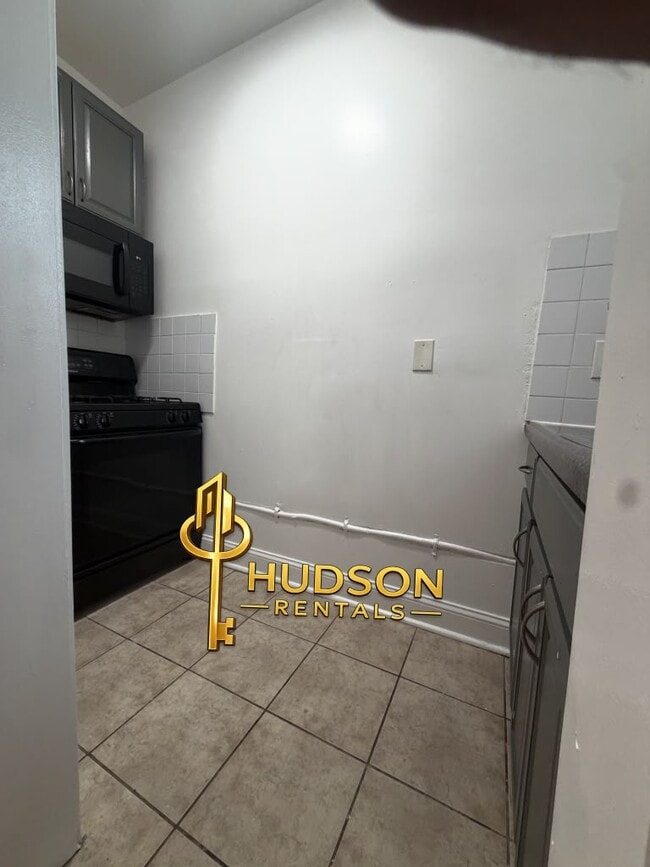 Building Photo - 540 Bergen Ave Unit E6