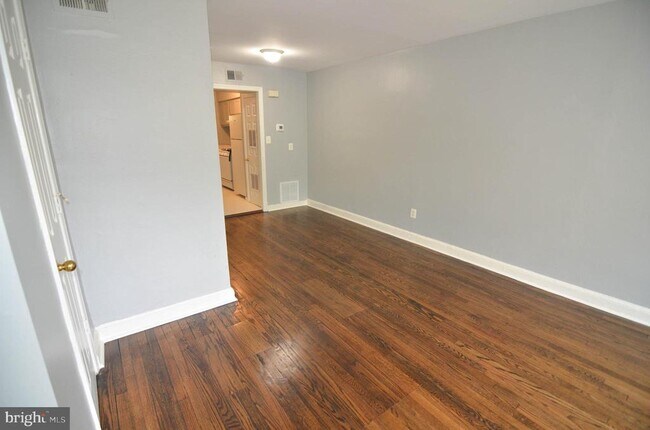 Photo - 39 Galveston Pl SW