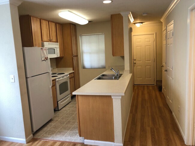 Kitchen - 832 Woodside Creek Dr