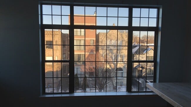 Front Window - 4820 S Champlain Ave Unidad Apt 3