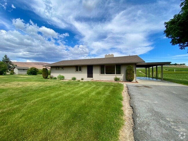 Building Photo - Charming Country Home
