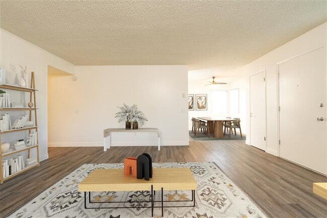 Building Photo - 1110 Meadow Lake Dr Unit 10-04