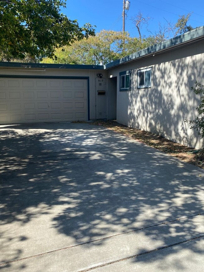 Photo - 3 Bedroom 2 Bath Home Close to Downtown and Shopping