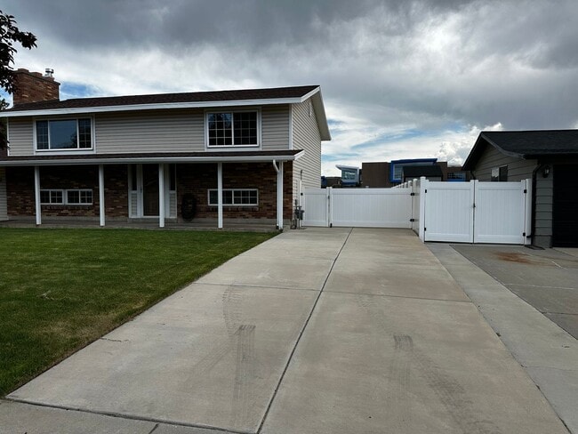Building Photo - Beautifully Updated Two-Story Home in Sandy — Mountain Views & Big Backyard!