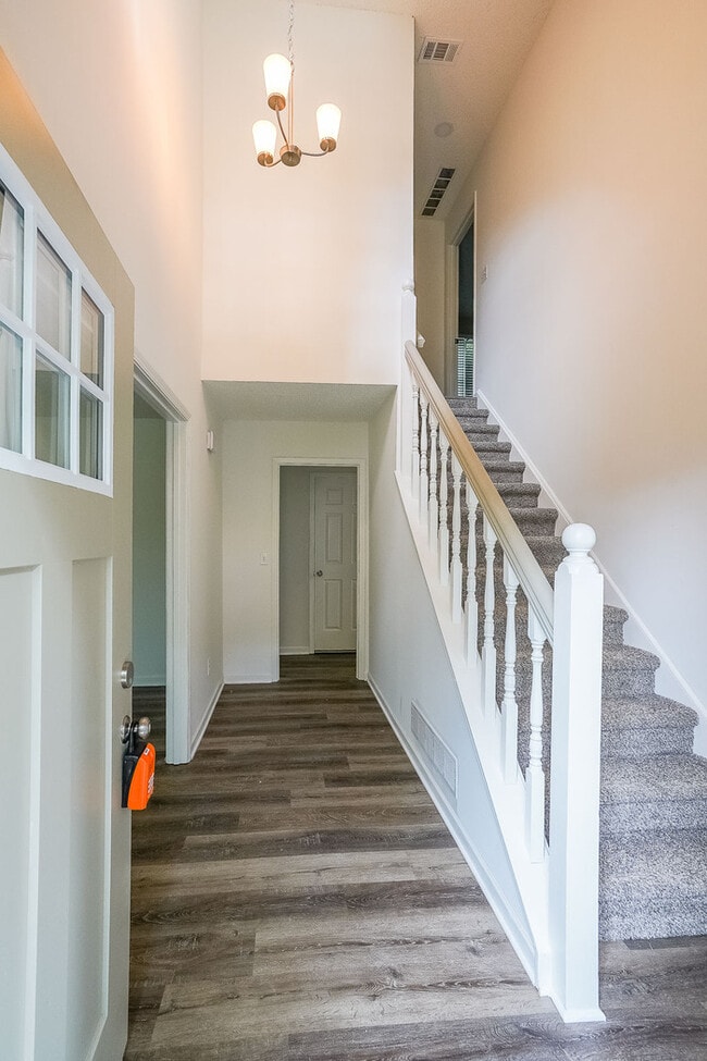 Photo - 317 E Claiborne Ct